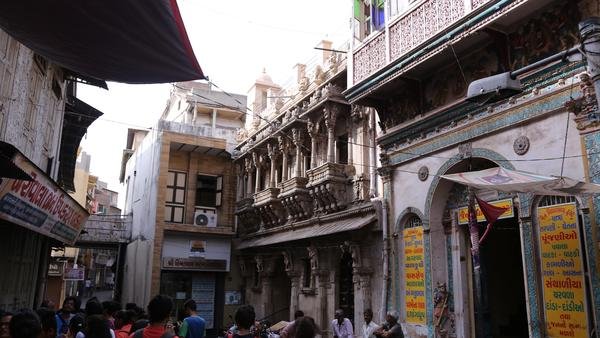 The relevance of Traditional Architecture - BLARROW - Innovating the Digital Future An-intricately-carved-temple-A-Pol-Essential