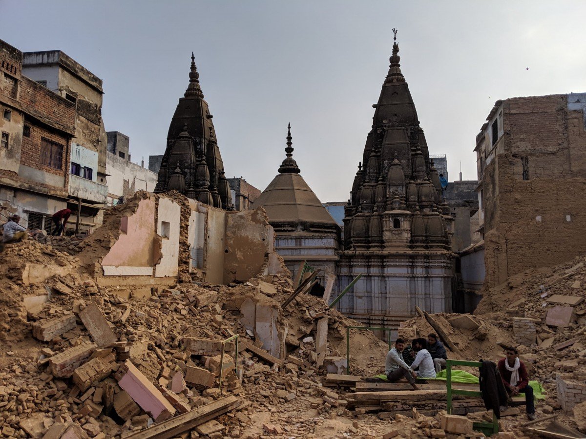 Temples 200 metres from the Kashi Vishvanath temple min