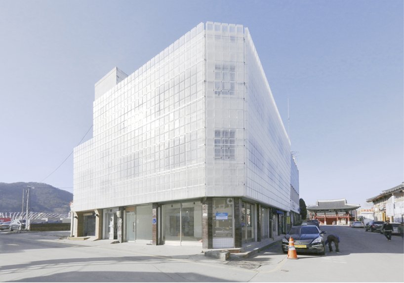 a flexible facade consisting of 1 500 plastic baskets 04
